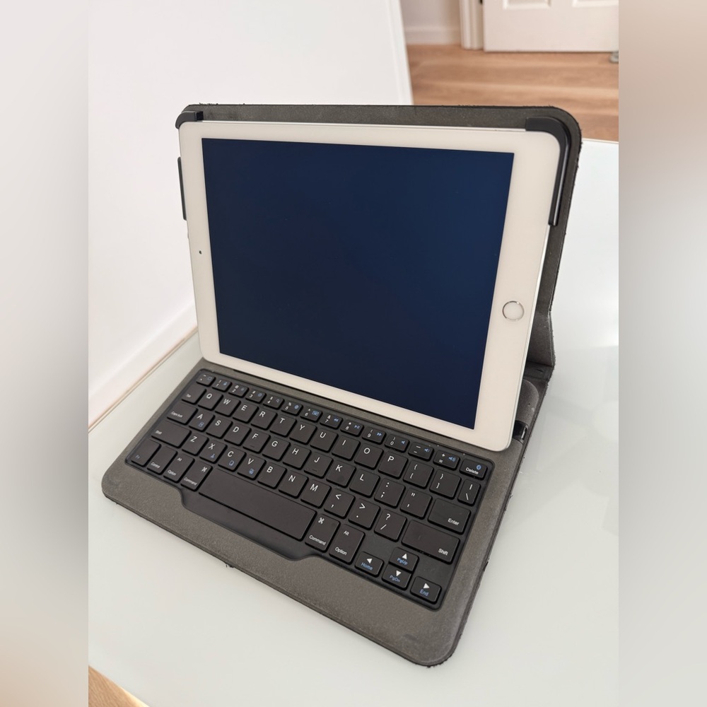 Apple iPad Air 2 with Anker Keyboard Case